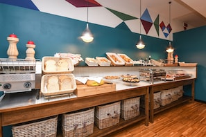 Daily cooked-to-order breakfast (EUR 12.5 per person)