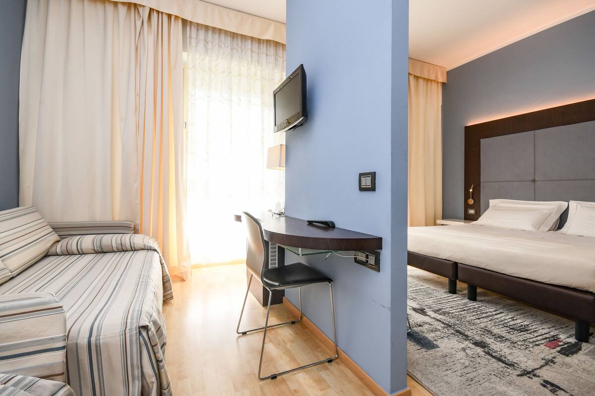 Junior suite | Italiaanse Frette-lakens, luxe beddengoed, donsdekens, een minibar