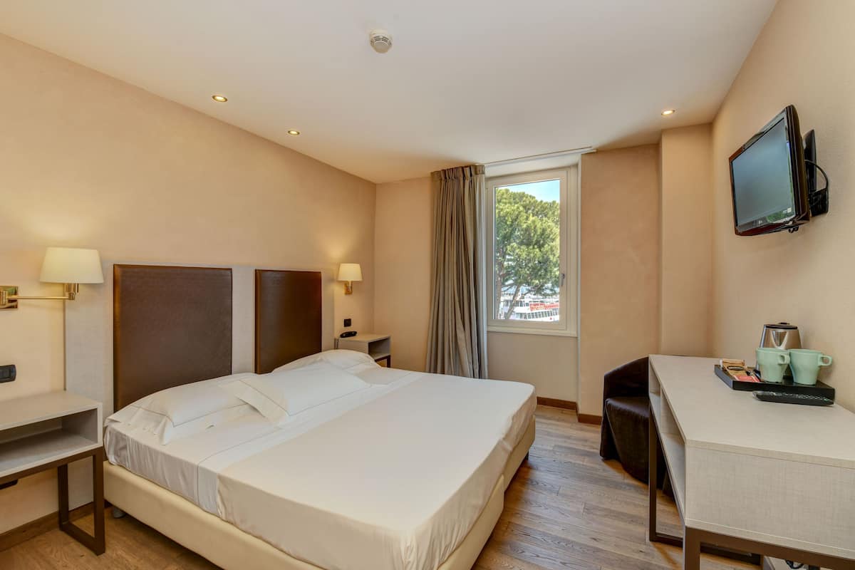 Superior Room, Lake View | Minibar, in-room safe, soundproofing, free WiFi
