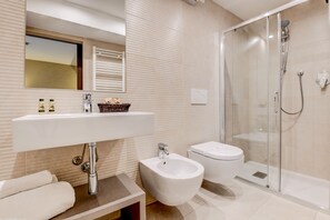 Habitación clásica | Baño | Regadera, secadora de cabello, toallas 