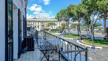 Deluxe Room, Balcony, Lake View | Balcony