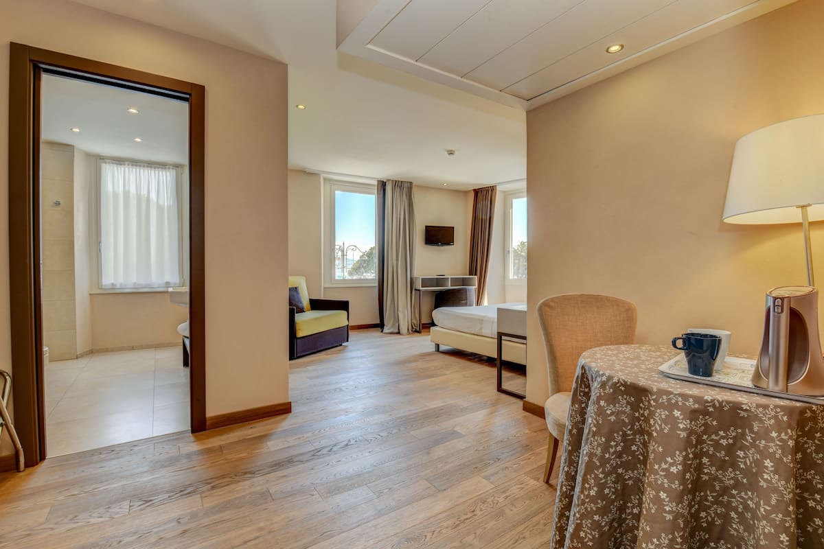 Deluxe Room, Lake View | Minibar, in-room safe, soundproofing, free WiFi