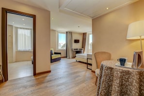 Deluxe-Zimmer, Seeblick | Minibar, Zimmersafe, schallisolierte Zimmer, kostenloses WLAN