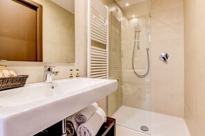 Quarto econômico | Banheiro | Chuveiro, secador de cabelo, toalhas de banho 