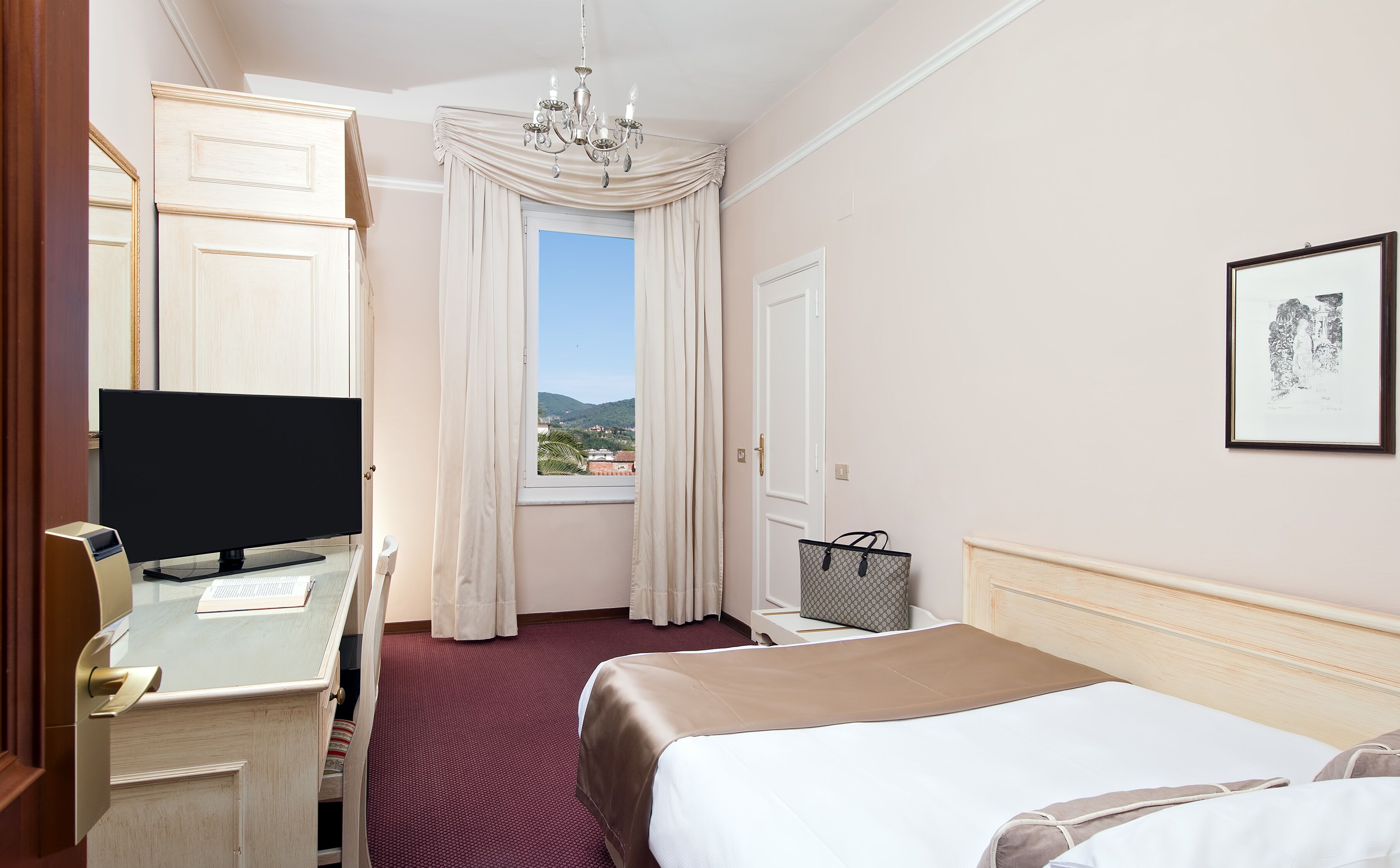 Premium bedding, pillowtop beds, minibar, in-room safe