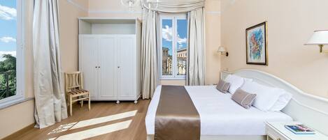 Deluxe dubbelrum eller tvåbäddsrum | 1 sovrum, sängtillbehör av högsta kvalitet, bäddmadrasser och minibar