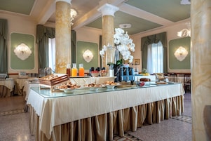 Café da manhã com buffet mediante uma taxa