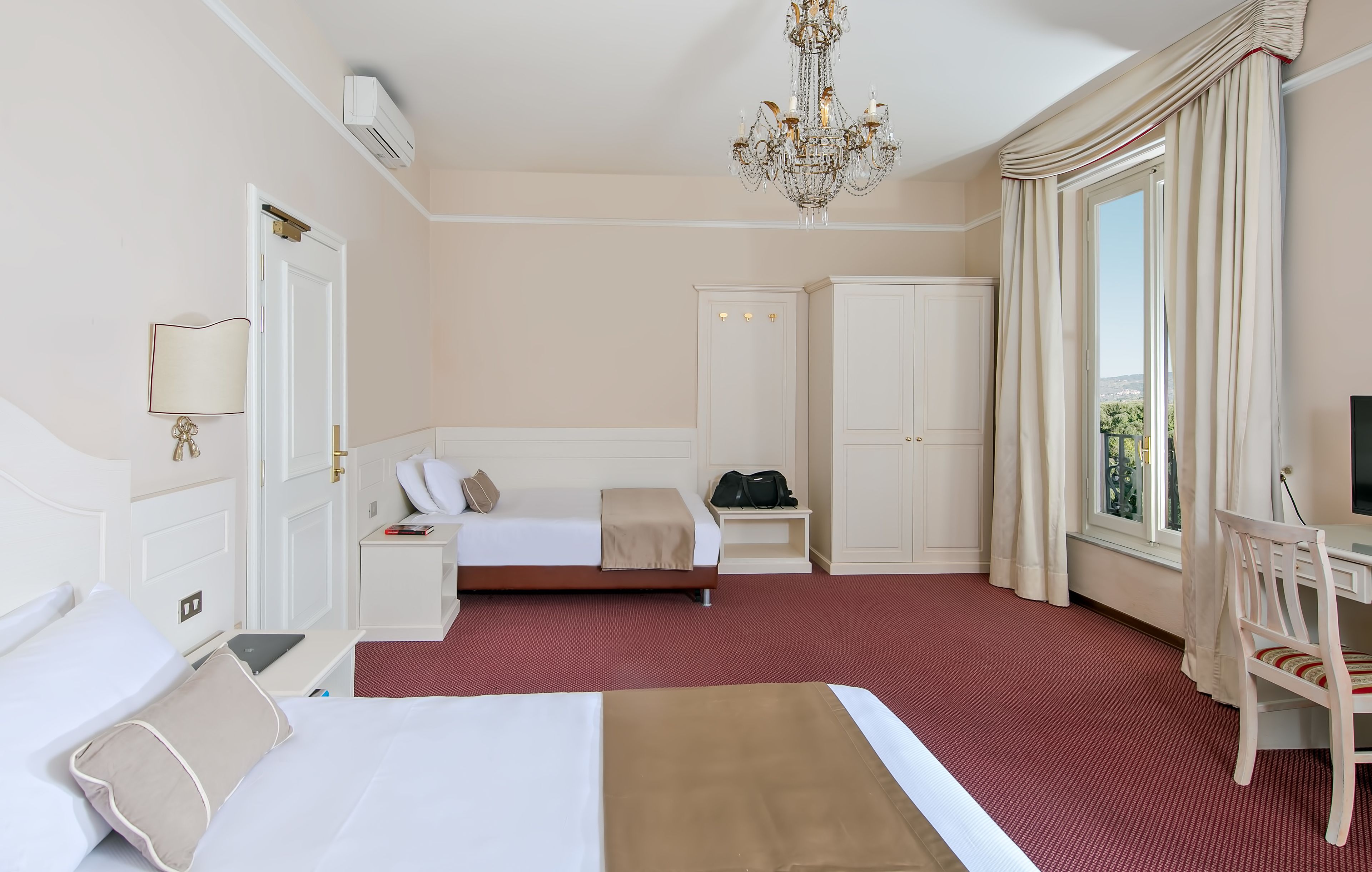 deluxe triple room | 1 bedroom, premium bedding, pillow-top beds, minibar
