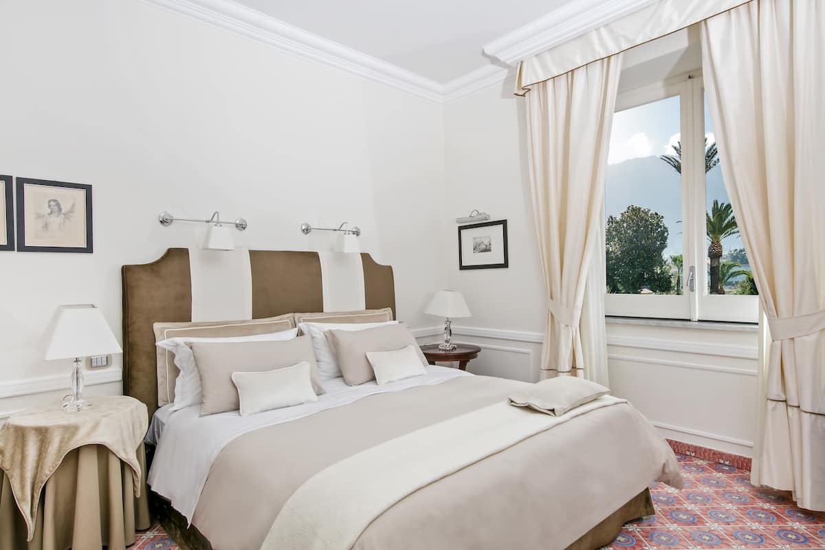 deluxe room | 1 bedroom, hypo-allergenic bedding, minibar, in-room safe