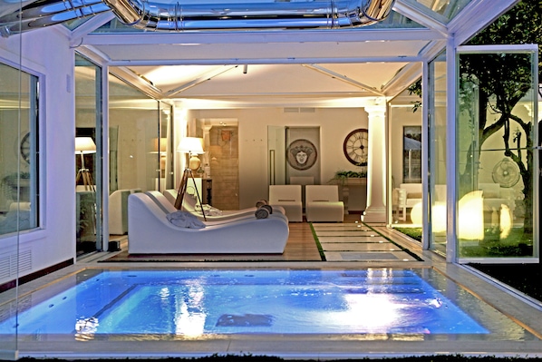 Couples treatment rooms, sauna, hot tub, steam room, Turkish bath