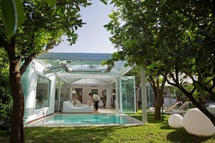 Salas de tratamiento para parejas, un sauna, una bañera de hidromasaje