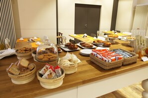 Se ofrece un desayuno completo todos los días (por un coste adicional)