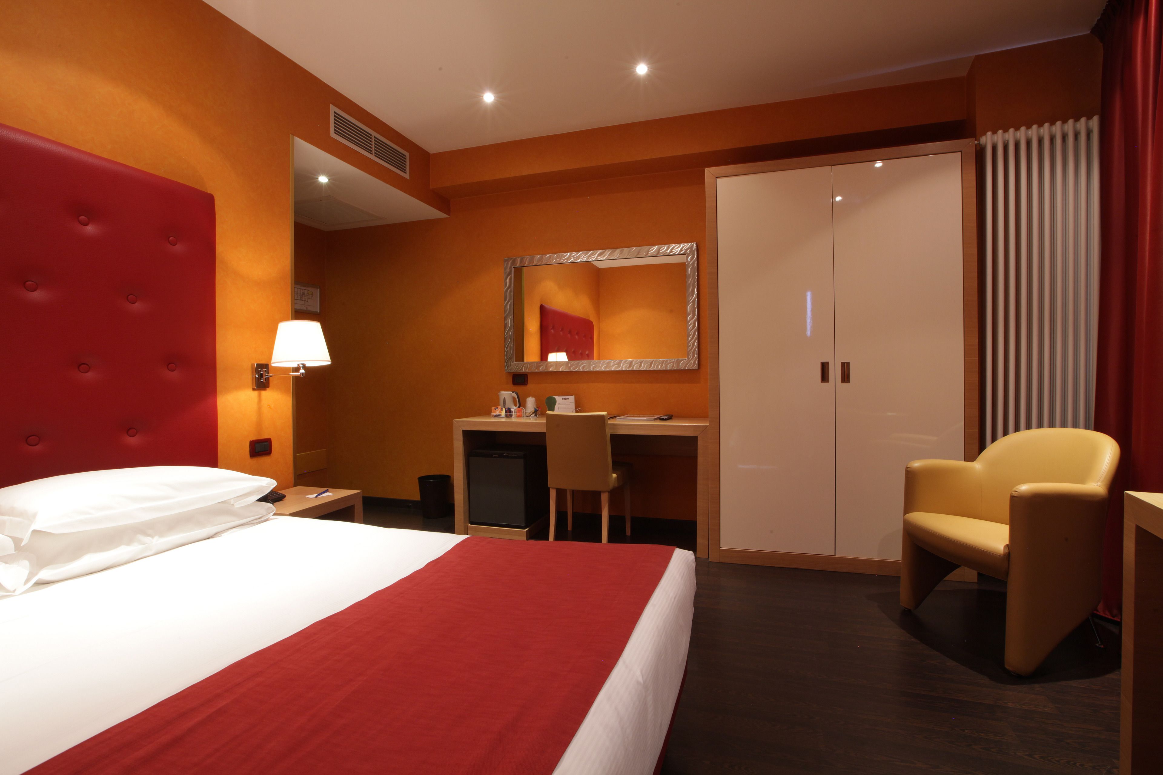 Camera Classic, 1 letto queen | Biancheria da letto ipoallergenica, copriletto in piuma, minibar