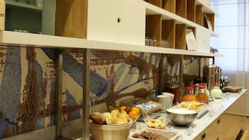 Petit déjeuner complet (13 EUR par personne)