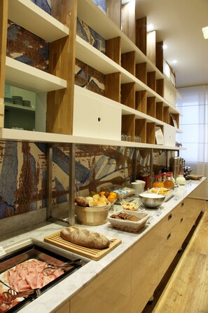 Petit déjeuner complet (13 EUR par personne)