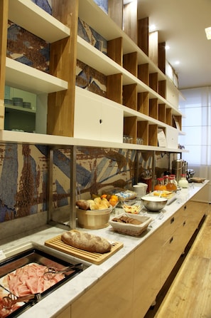 Petit déjeuner complet (13 EUR par personne)
