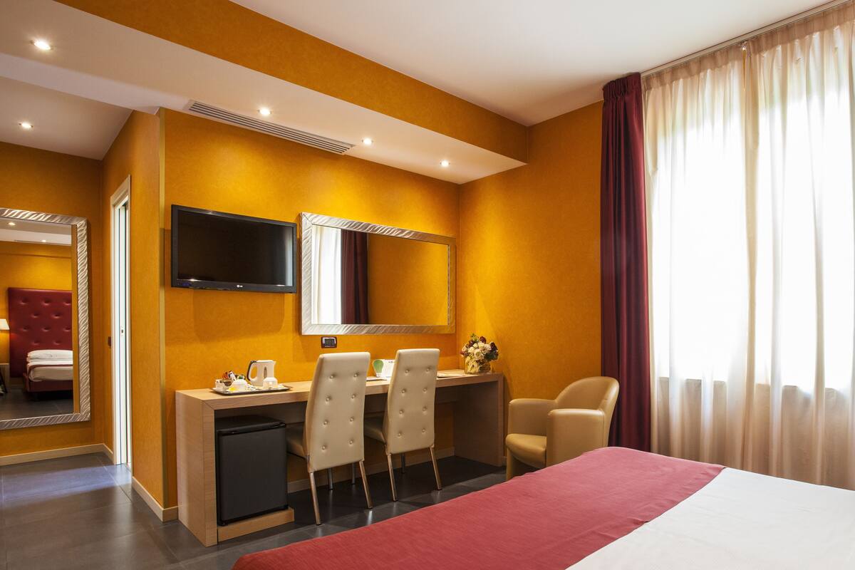 classic room, 1 king bed (with sofabed) | hypo-allergenic bedding, down duvets, minibar, in-room safe