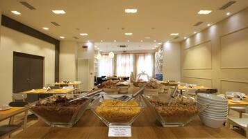 فطور كامل يوميًا بتكلفة قدرها (13 EUR للشخص)