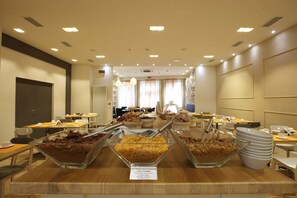 Daily full breakfast (EUR 13 per person)