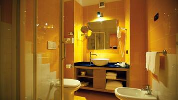 Chambre Classique, 2 lits une place | Salle de bain