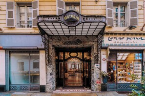 A building entrance with a sign reading "ASTORIA" and a shop with a sign "torino penna stilografiche". - Hotel Astoria (Turin)