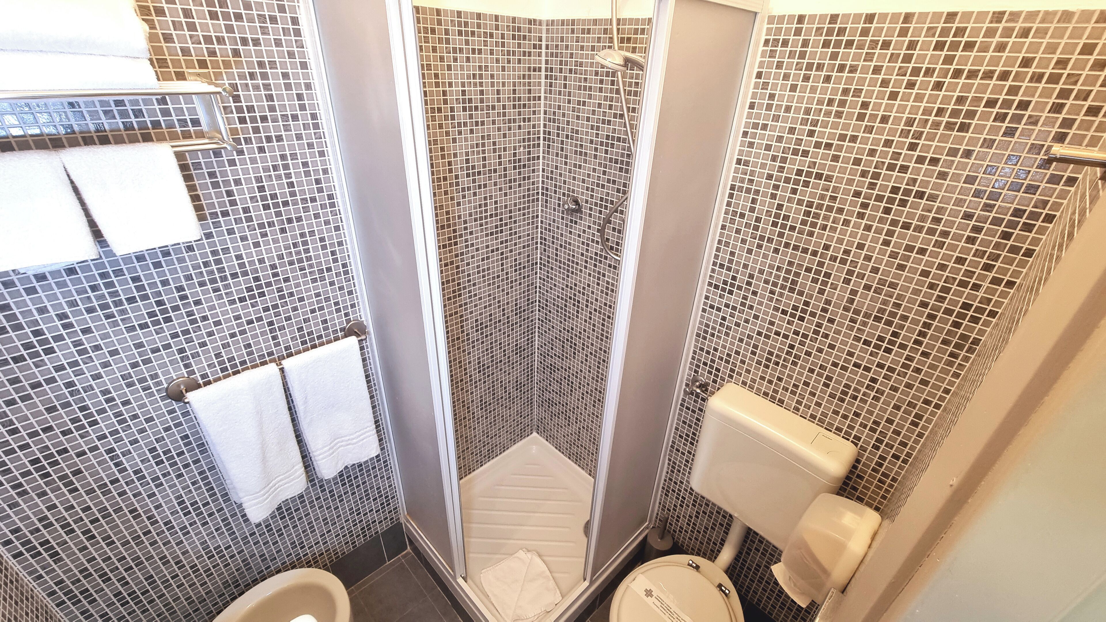 Camera Economy | Badezimmer | Haartrockner, Handtücher