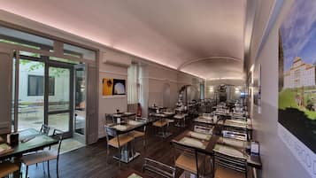 Desayuno buffet (EUR 10 por persona)