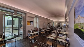Desayuno buffet diario (EUR 10 por persona)