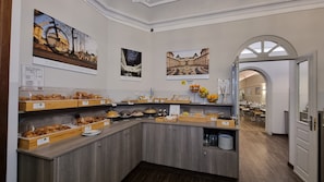 Colazione a buffet, servita tutte le mattine (10 EUR a persona)
