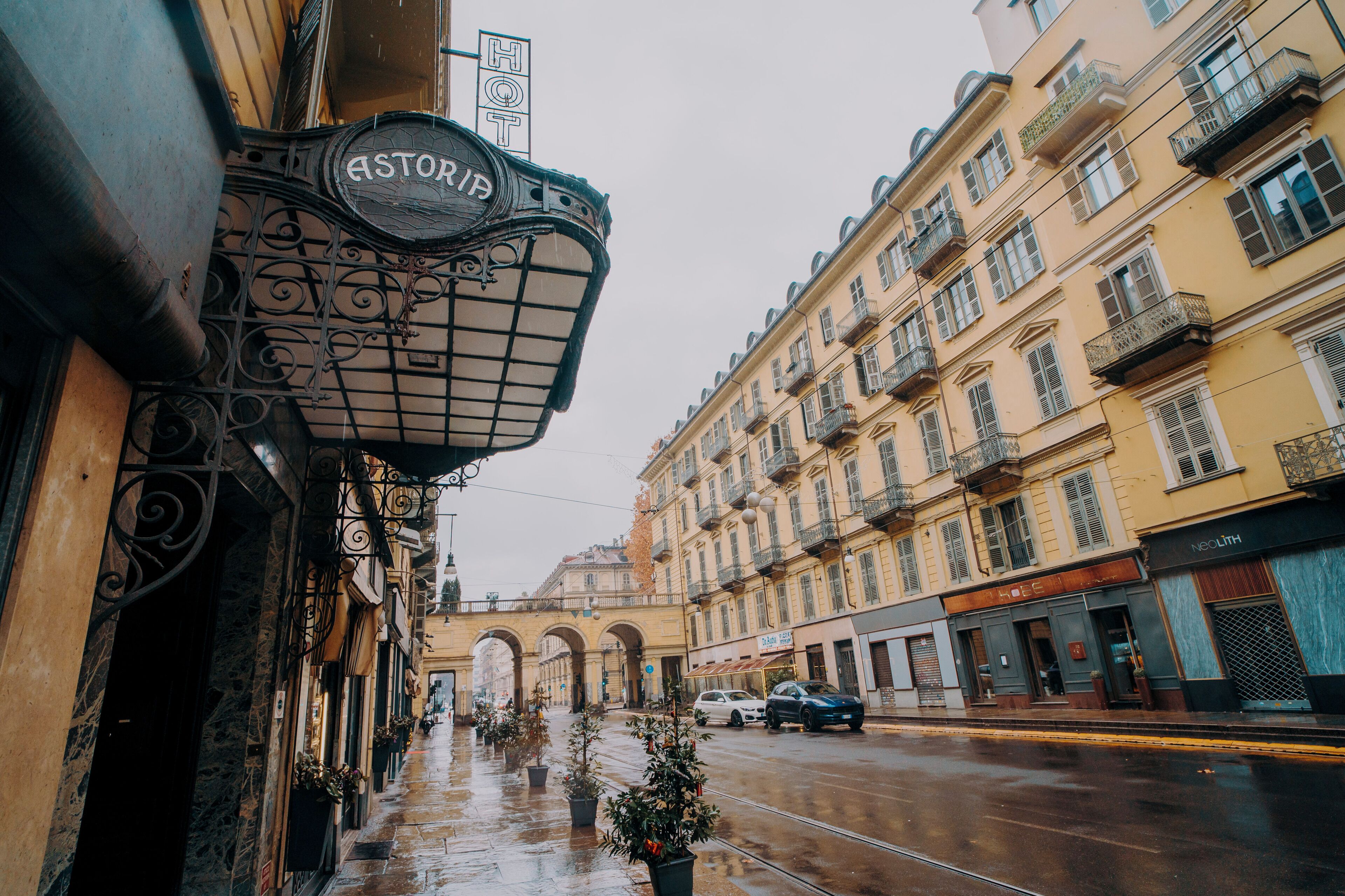 Una strada con un edificio che presenta un cartello con la scritta "HOTEL".