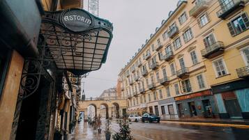 Uma rua com um edifício exibindo um letreiro que diz "HOTEL".