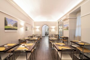 Se ofrece un desayuno bufé (10 EUR por persona)