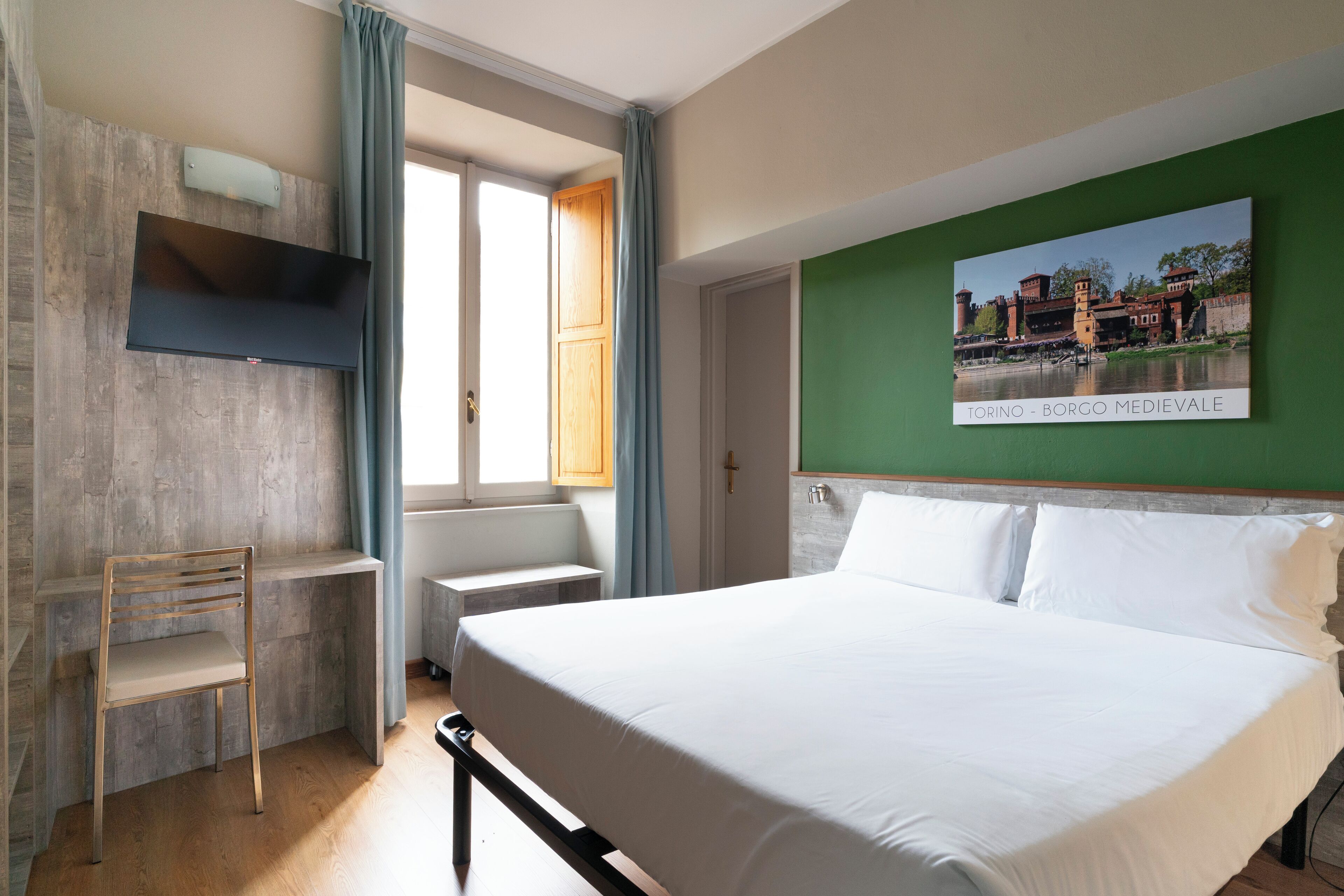 Escritorio, cortinas blackout y tabla de planchar con plancha 