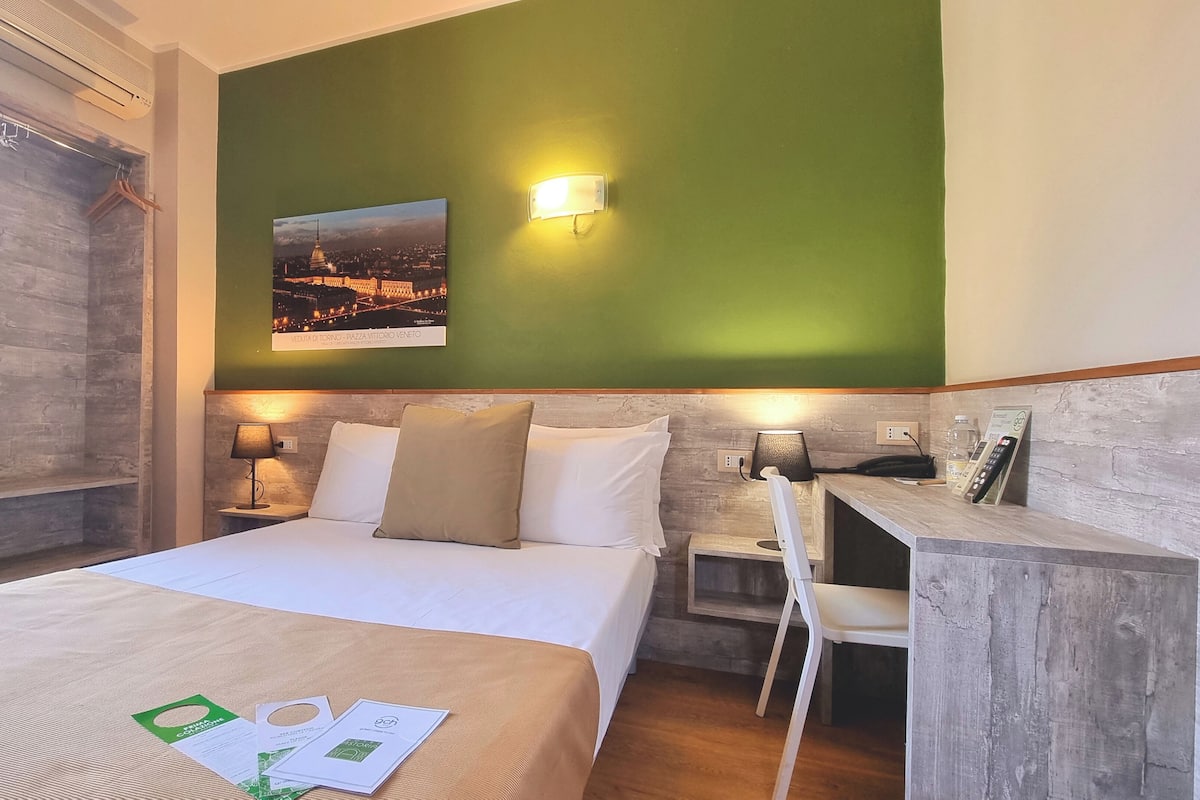 Escritorio, cortinas blackout y tabla de planchar con plancha