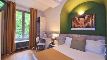 Escritorio, cortinas blackout y tabla de planchar con plancha 