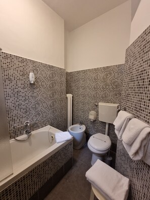 Twin Room, 2 Twin Beds | Bathroom | Combined shower/tub, hair dryer, towels