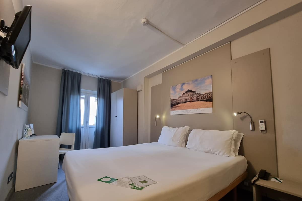 Habitación doble | Escritorio, cortinas blackout y tabla de planchar con plancha