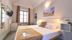 Escritorio, cortinas blackout y tabla de planchar con plancha 