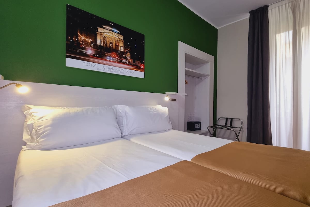 Escritorio, cortinas blackout y tabla de planchar con plancha