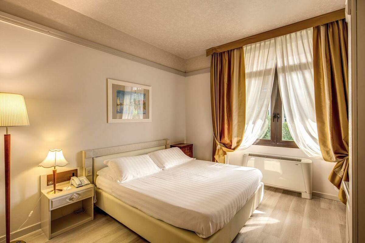 Standard Double Room | Minibar, in-room safe, desk, free WiFi
