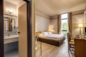 Minibar, brankas, meja kerja, dan Wi-Fi gratis