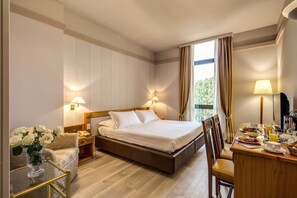 高級雙人房 | 迷你吧、客房內保險箱、書桌、免費無線上網