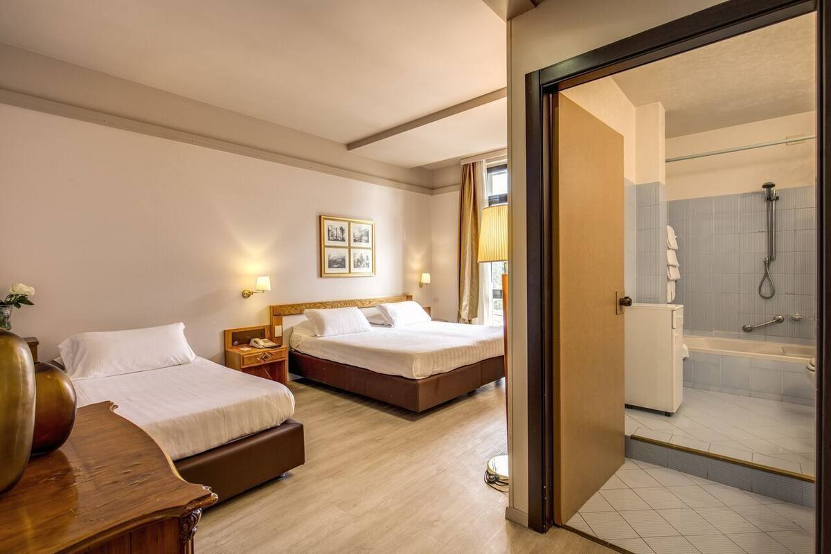 Triple Room | Minibar, in-room safe, desk, free WiFi