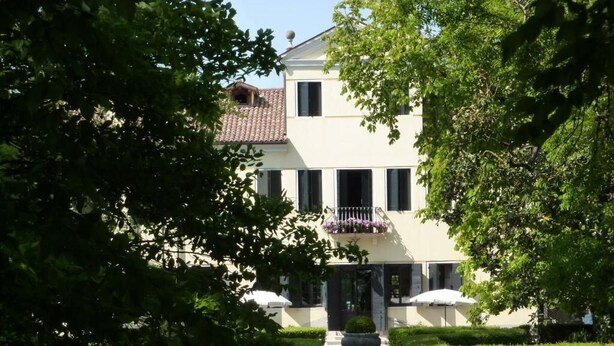 A two-story building with a symmetrical facade, a central entrance, and a small balcony with a railing. - Villa Alberti Hotel (Mira)