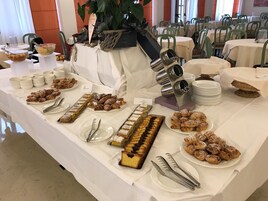 Café da manhã com buffet todos os dias mediante uma taxa