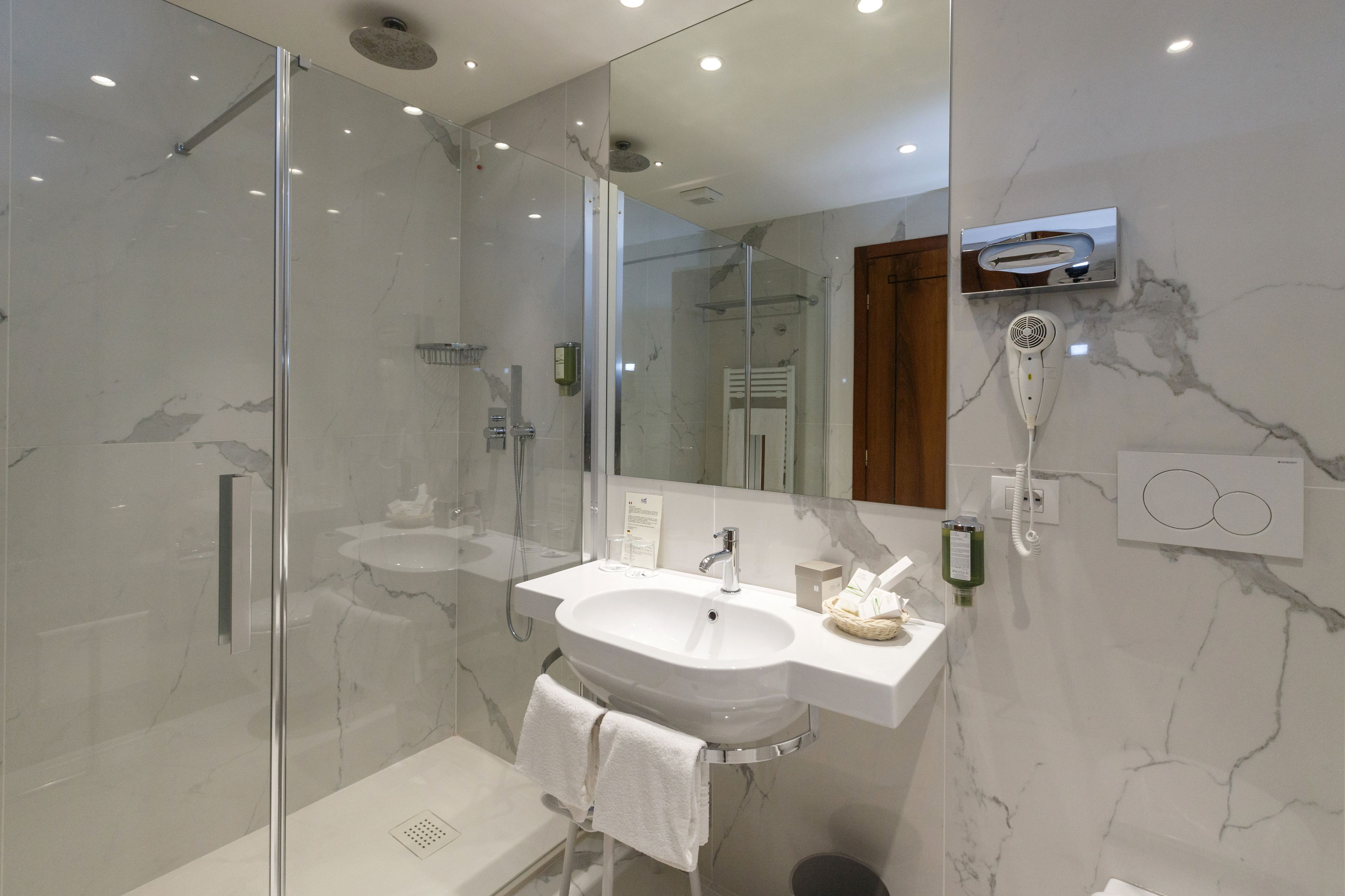 superior double or twin room | bathroom | free toiletries, hair dryer, bidet, towels