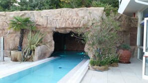Piscine couverte, 2 piscines extérieures, parasols de plage