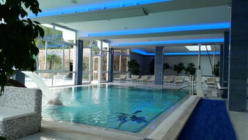 Piscina interna, 2 piscinas externas, guarda-sóis, espreguiçadeiras