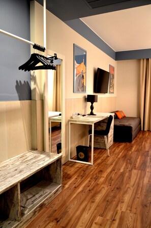 Comfort Room, 1 Queen Bed, Non Smoking | Minibar, in-room safe, soundproofing, iron/ironing board