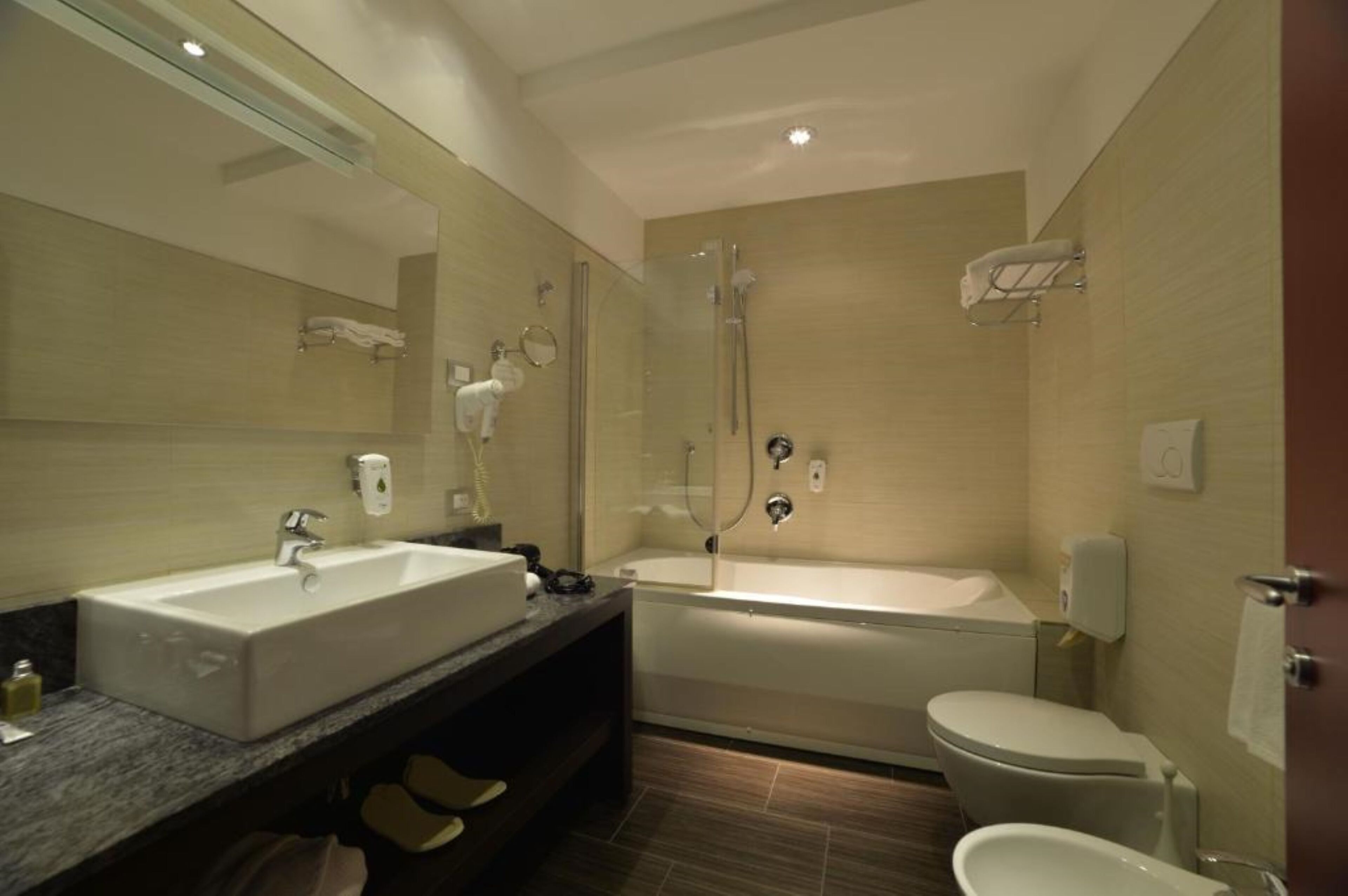 superior room, 1 queen bed, non smoking | bathroom | shower, hair dryer, bidet, towels